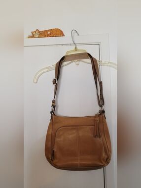 St. John's Bay Genuine Leather Small Tan Shoulder Bag Purse With Pockets